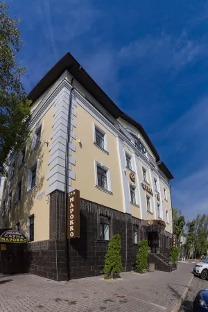 Голден Плаза (Golden Plaza) Отели рядом с достопримечательностью «Памятник И.А. Крылову»