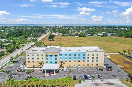 Holiday Inn Express & Suites Nokomis - Sarasota South Отели рядом с достопримечательностью «Venice Myakka River Park»