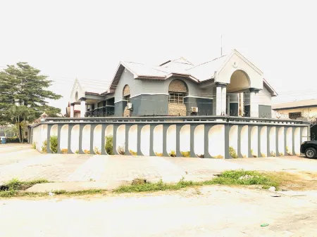 CribVille Hotel & Suites