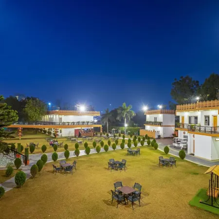 Aapno Ghar Resort & Amusement Park Отели рядом с достопримечательностью «Курорт Аапно Гхар»