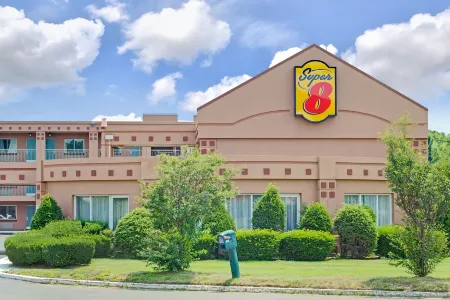 Super 8 by Wyndham Milford/New Haven Отели рядом с достопримечательностью «Ocean State Job Lot»