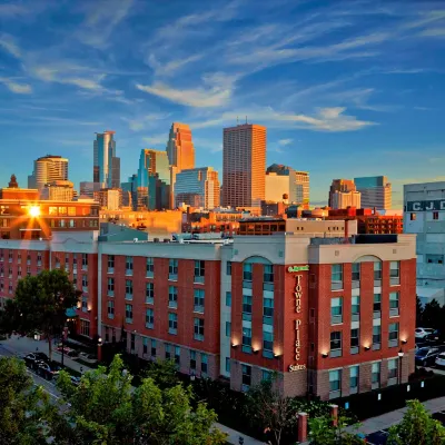 TownePlace Suites Minneapolis Downtown/North Loop Các khách sạn gần Sân bóng chày Target Field
