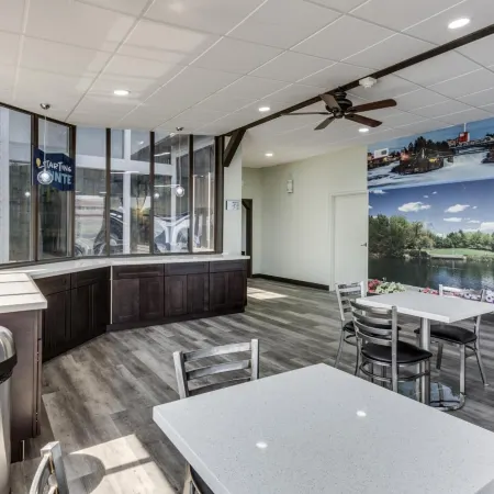 Days Inn & Suites by Wyndham Spokane