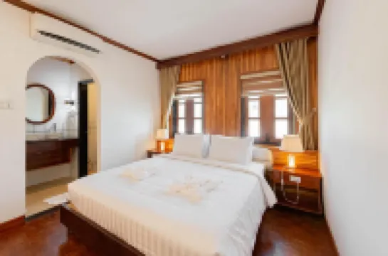 LuangPrabang Center Hotel ワット・マノーロム周辺のホテル