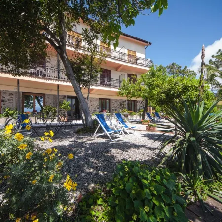 Albergo Suisse Bellevue Отели рядом с достопримечательностью «Пляж Феджина»