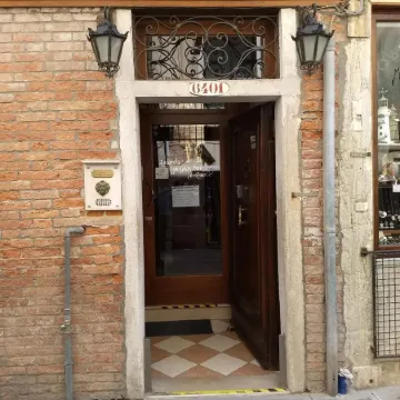 Alloggi SS Giovanni e Paolo Отели рядом с достопримечательностью «Анфора»