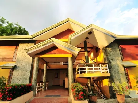 Ridgeview Chalets Отели в г. Либона