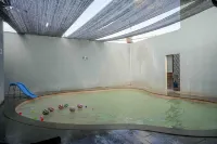 RedDoorz Syariah near Pasar Godong Grobogan - Kolam Renang