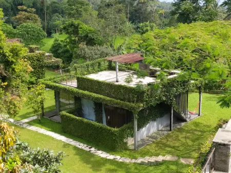 Tea Garden Resort Отели рядом с достопримечательностью «Kiara Pool Ciater Spa Resort»