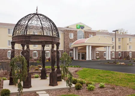 Holiday Inn Express & Suites Swansea Отели рядом с достопримечательностью «Парк Виллидж Уотерфронт»