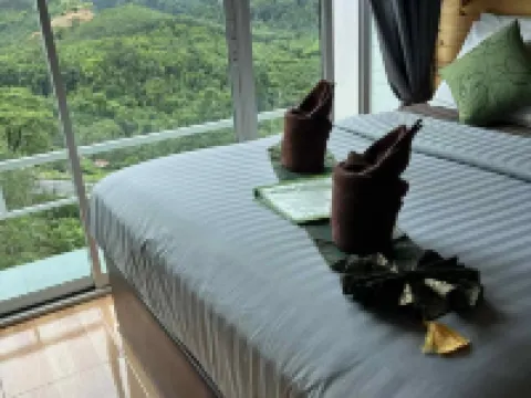 เขาสก99แคมป์แอนด์คาเฟ่ โรงแรมในอำเภอ พนม