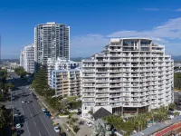 Broadbeach Savannah Resort Hotels near Broadbeach Waters