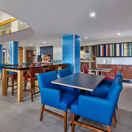 Holiday Inn Express DETROIT-WARREN (GM TECH CTR) by IHG