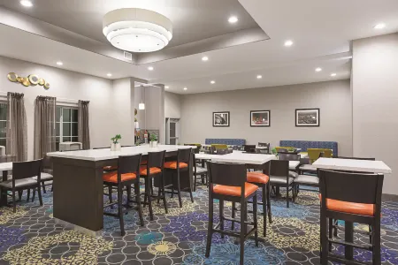La Quinta Inn & Suites by Wyndham San Antonio Northwest Отели в г. Хелотс