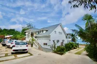 La Petite Maison and Sea Splash - parkir