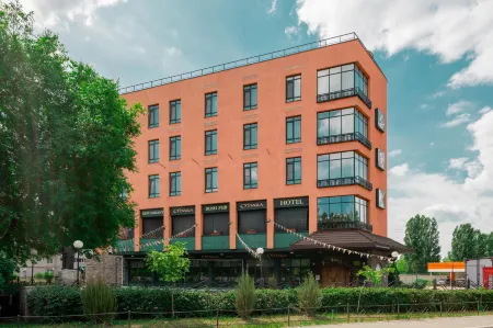 Охара Премиум Отели рядом с достопримечательностью «Памятник "Продавец и покупатель"»