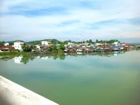 Bed and Boat Aopayoon Resort Hotels in Sathing Phra