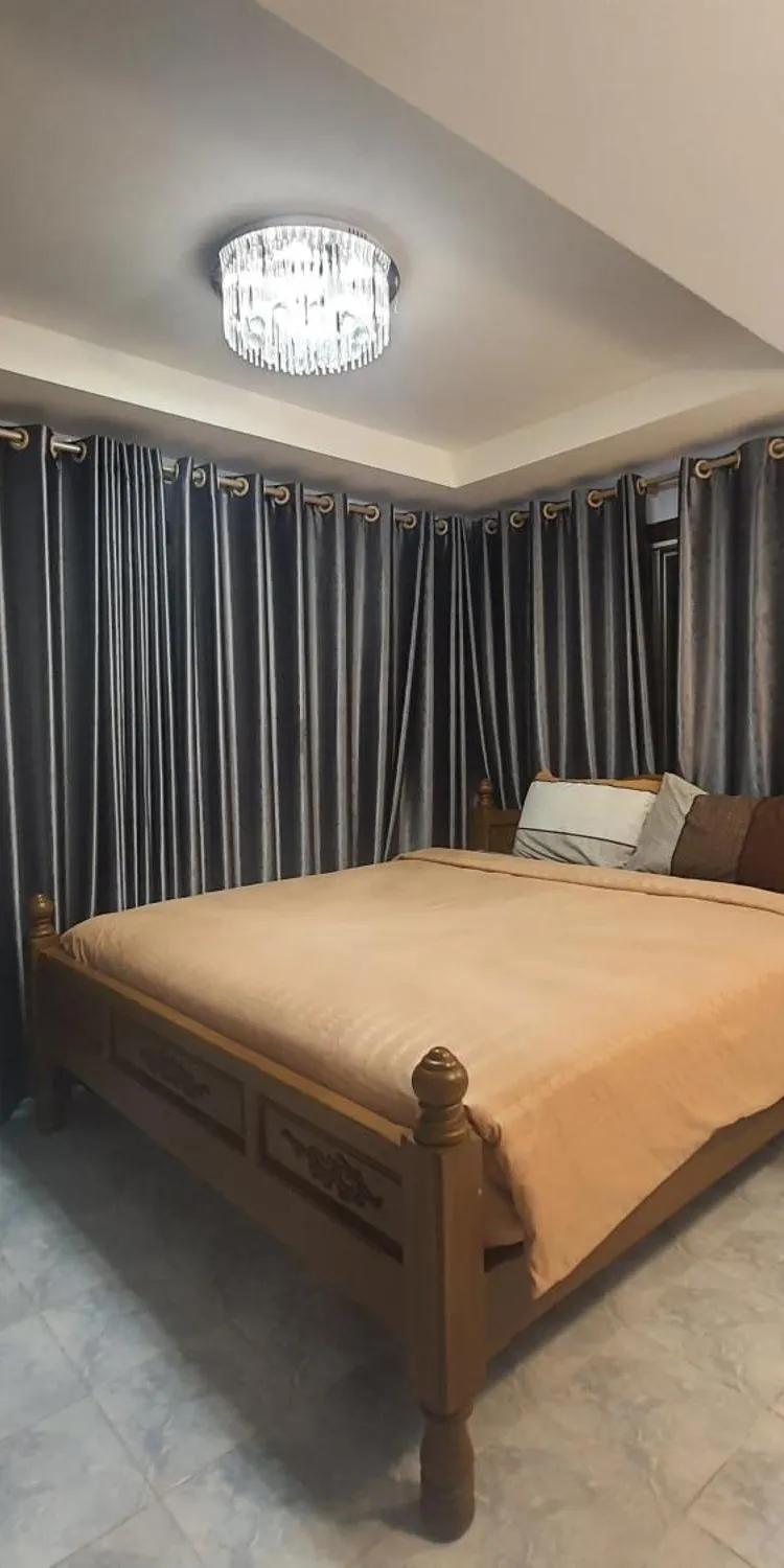 ห้องเตียงใหญ่ พร้อมระเบียง