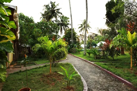 Phoenix Island Resort Отели рядом с достопримечательностью «Nagapuram Sree Devi Temple»