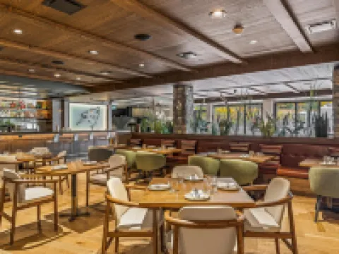 Everwild Nordic Spa & Hotel キャンモアのホテル