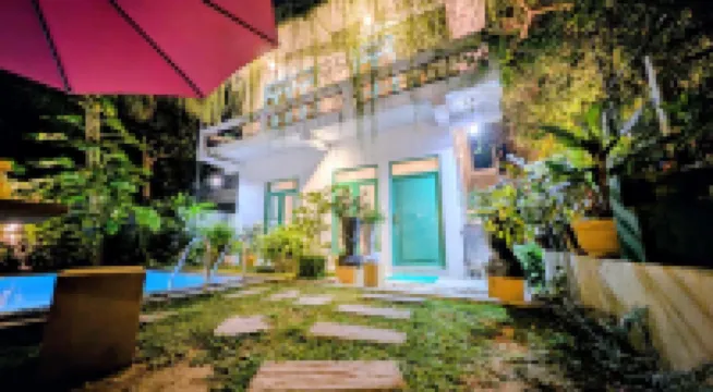 靠近海灘的靈魂別墅和小屋，帶泳池 酒店