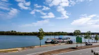 River Sands Apartments - parkir