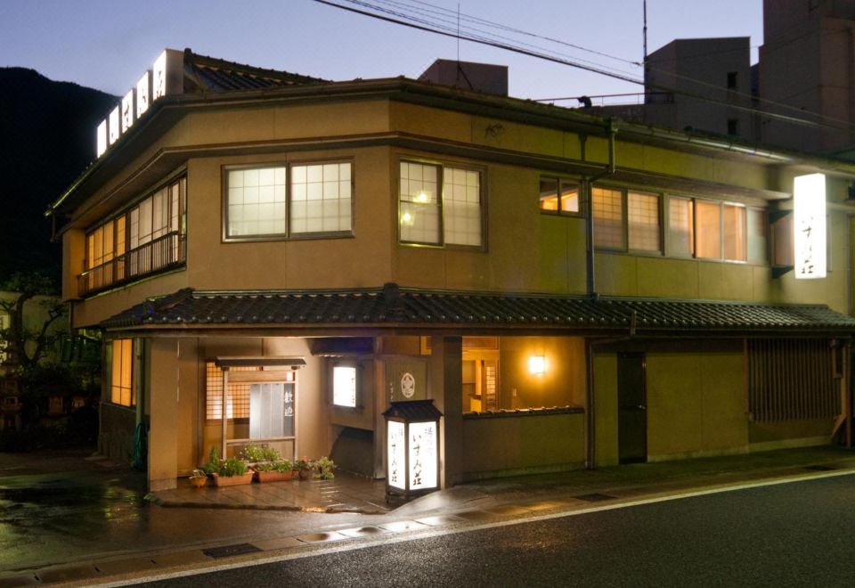 下呂溫泉泉荘值得住嗎?11室全木造、沒有電梯,天然岩浴池與房型怎麼選