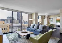 Hilton des Moines Downtown Hotels near Wooly's