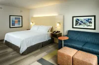 Holiday Inn Express & Suites MEDFORD by IHG - spa