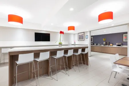 Microtel Inn & Suites by Wyndham Fort McMurray Отели в г. Форт Макмюррей