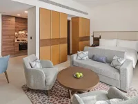 Staybridge Suites DUBAI AL-MAKTOUM AIRPORT by IHG Hotele w pobliżu Al Maktoum International Airport