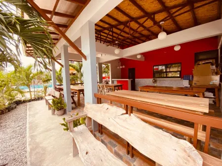 Cerca Parola Beach Resort Отели в г. Лобо