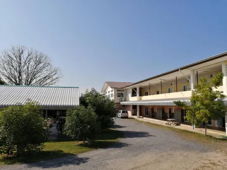 Armthong Resort Отели рядом с достопримечательностью «Wat Chang»