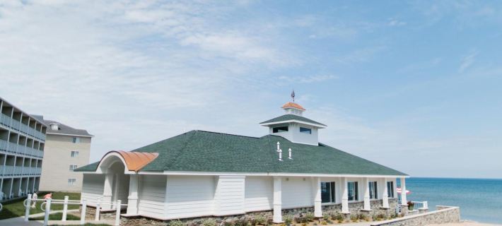 Breakers Resort - Lakeside Hotels in Mackinac County