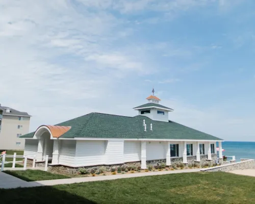 Breakers Resort - Lakeside Hotels in Saint Ignace