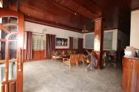 Mom's Guesthouse - Pensions