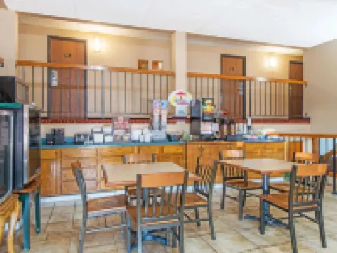 Super 8 by Wyndham Sullivan Hotels in Sullivan