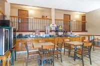 Super 8 by Wyndham Sullivan Hotels in Sullivan