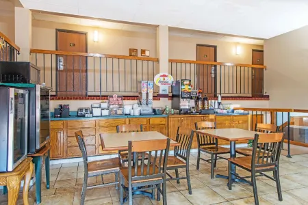 Super 8 by Wyndham Sullivan