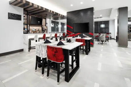 Hilton Garden Inn Irvine Spectrum Lake Forest Отели рядом с достопримечательностью «Lake Forest Lake»