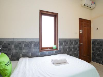 Urbanview Hotel Syariah Griya Asri Patran Near Tugu Station