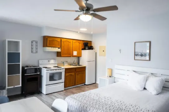 Poplars Motel on the Lake