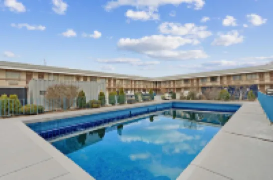 Niagara Lodge & Suites