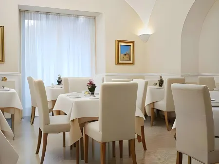 Hotel Plaza Отели рядом с достопримечательностью «Arechis Castle»