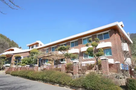 Hotel Jirisan Sunlight Отели рядом с достопримечательностью «Gurye Sansuyu Village»
