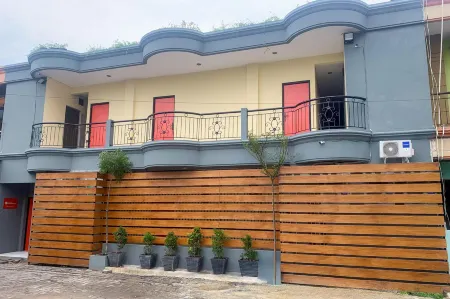 RedDoorz @ Balaraja Centre Plaza Отели в г. Cikupa