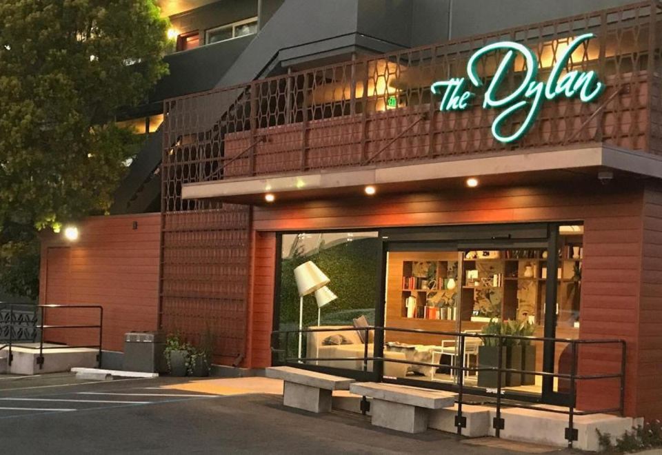 더 딜란 앳 SFO 테라스