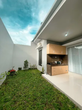 Villa Kamar Tamu Condongcatur Отели рядом с достопримечательностью «Blue Lagoon Sendang Tirta Budi»