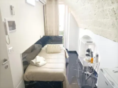 Newhouse Rooms Black & White