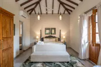Elivaas Signature 4 BHK with Pvt Pool & Terrace - Opalys - Balkon